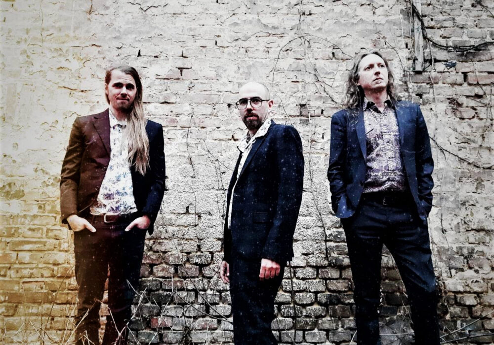 Dun Field Three Band Photo Dun Field Three Band Photo